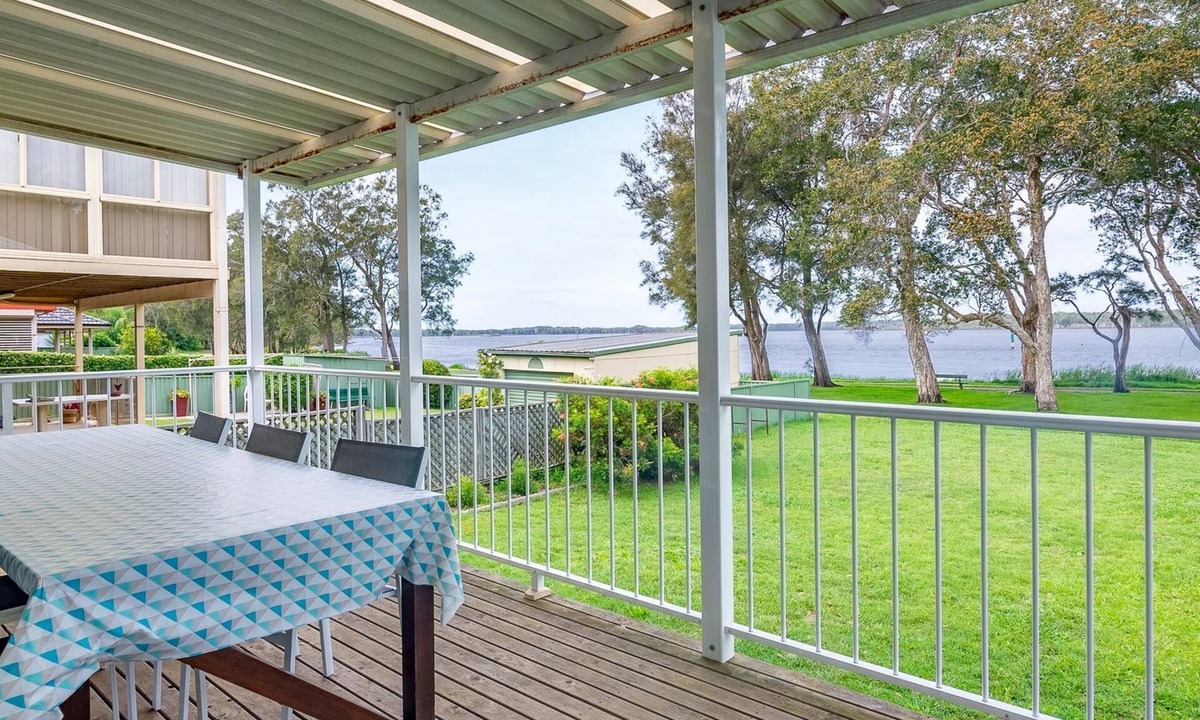 Budgewoi House | Lake Front Home Relax Unwind