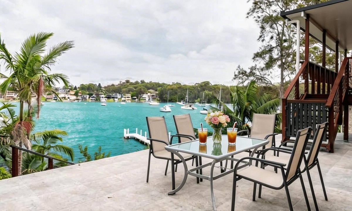 Buttaba House | Lake Macquarie Waterfront 5 Bedroom Luxury Home With Private Jetty And Pool Room