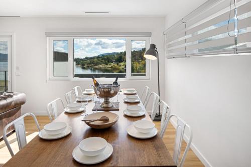 East Jindabyne House | Lake Villavista - 4BR Luxury Townhouse l Pet Friendly l Lake Views l WiFi l BBQ