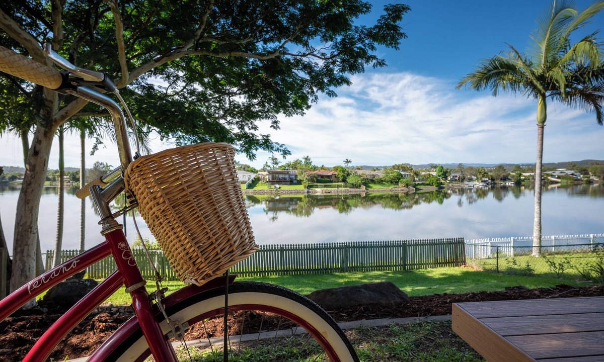 Varsity Lakes House | Lakeside Escape | Waterfront Stay near Burleigh