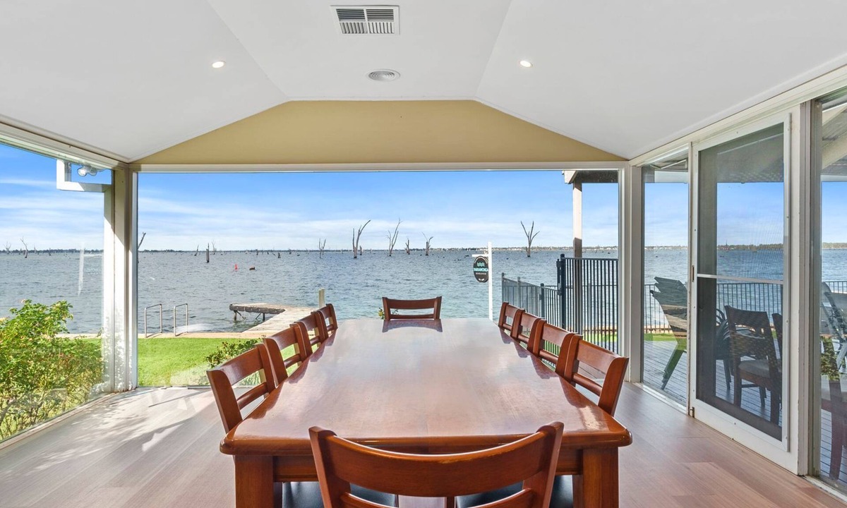 Mulwala House | Lakeside Mulwala absolute waterfront with older private jetty