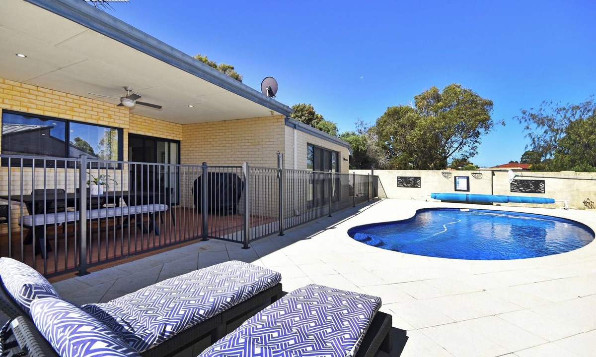 Kinross House | Large 4-bedroom 2-bathroom home sparkling pool + pool table walk to shops & cafe