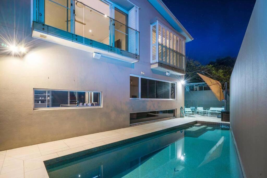 Surfers Paradise House | Large Spacious 4BR4B Surfers Villa with Pool 1