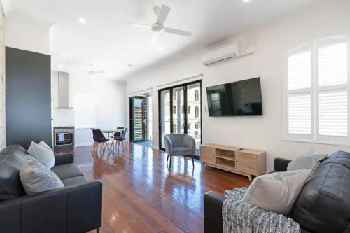 Largs Bay Apartment | Largs Oasis, Beach and Jetty views - Free wine