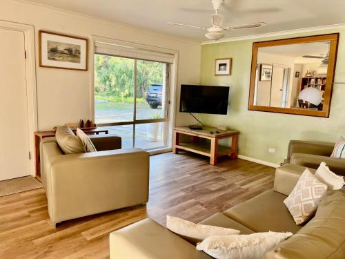 Waterhouse Villa | Lazy Sails Starboard - Pets welcome inside WiFi
