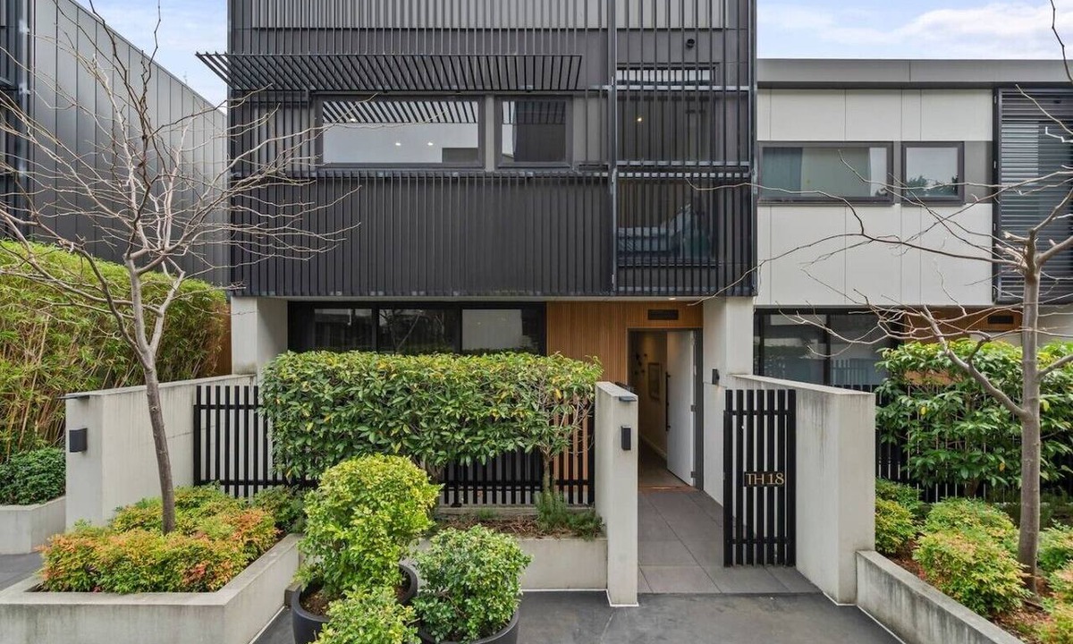 Caulfield North House | Leafy Caulfield Townhouse - (pool, car park, BBQ)