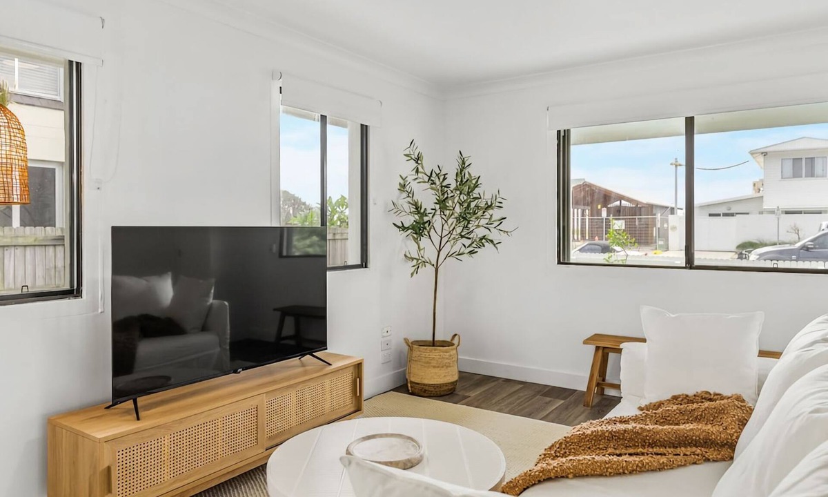 North Creek House | Lennox Beach Shack - Located in Lennox Village on the Beach