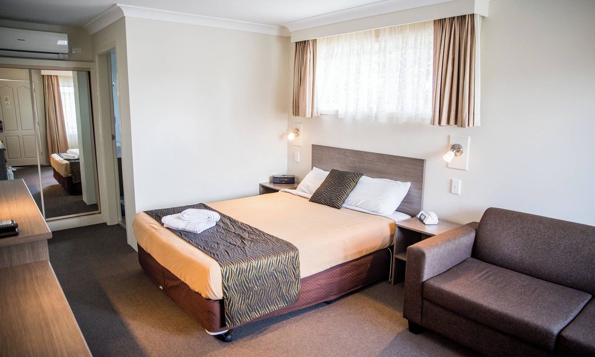 Goulburn Bed & Breakfast | Lilac City Motor Inn Deluxe Queen Room 12