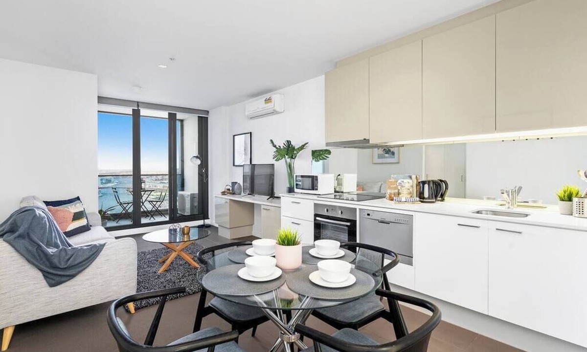 Richmond Apartment | LILLY - Sky High Stunner POOL GYM