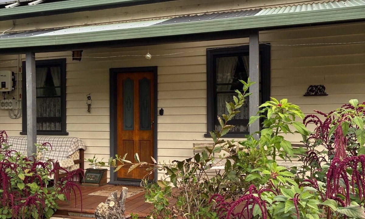 Jamieson Cottage | Lily Cottage for Couples