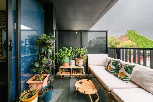 Brunswick Apartment | Loft Style Brunswick Retreat - 2BR, Balcony, Wifi & Cafes
