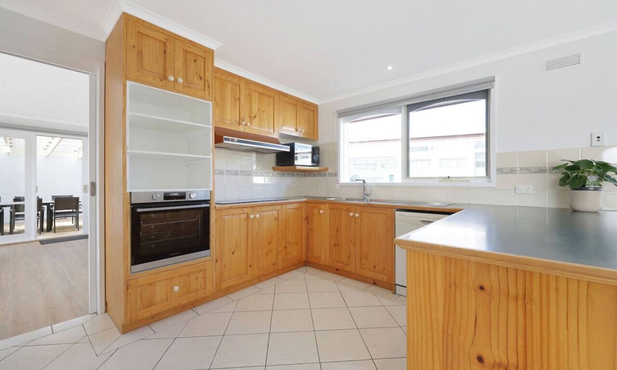 Warrnambool House | Logans Beach Whale Nursery Apartments - BeachHouse