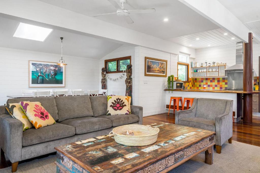 Belongil House | Longhouse - spacious 4 BR Belongil Beach retreat