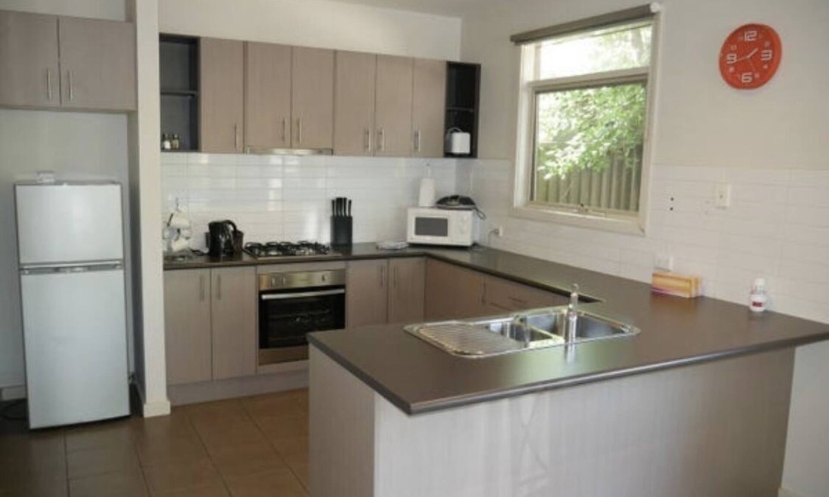 Shepparton South House | Lovely 2 bedroom apartment across from Shepp Lake.