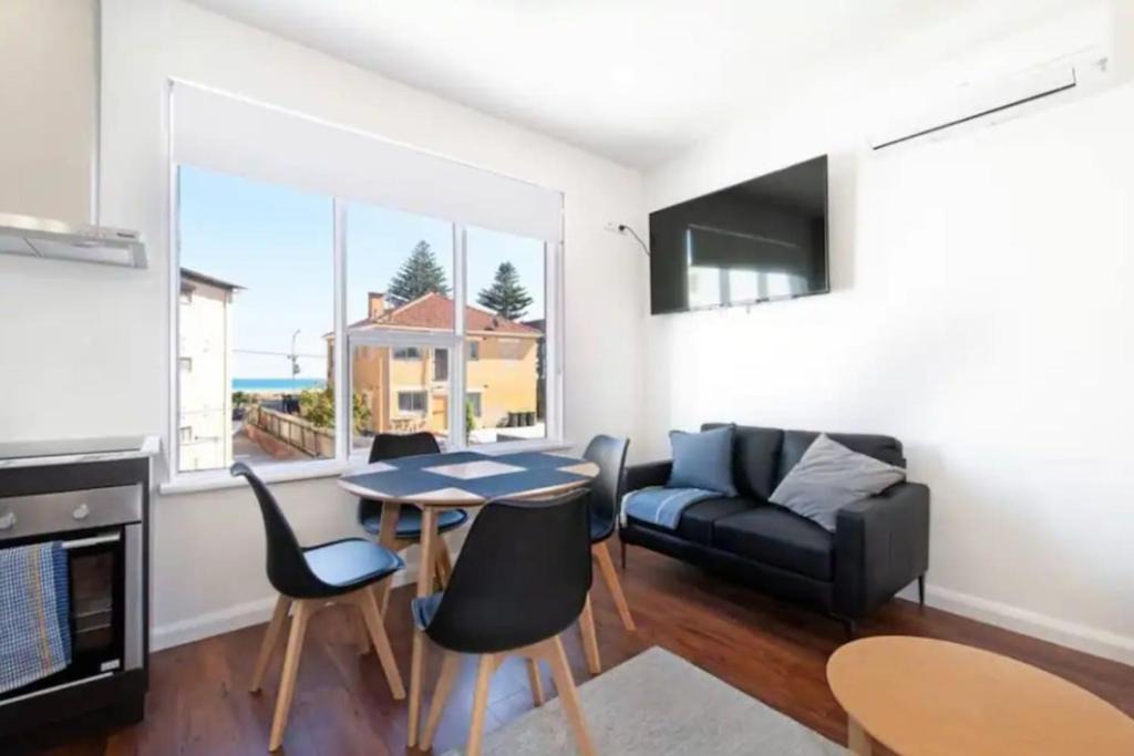 Largs Bay Apartment | Lovely Beachside Largs Bay unit - free wine