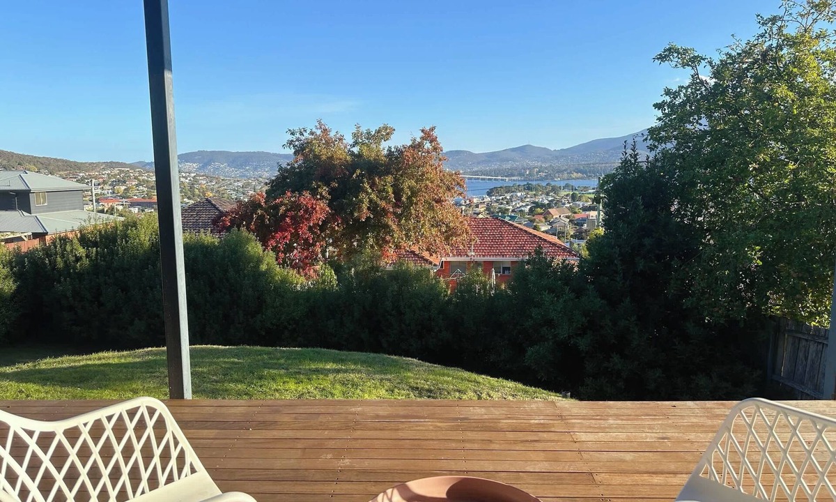 Lindisfarne Apartment | Lower Unit – Near CBD & Airport