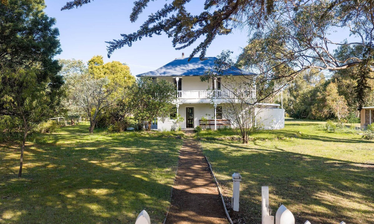 Great Bay House | Lumsden Cottage "Dolls House"