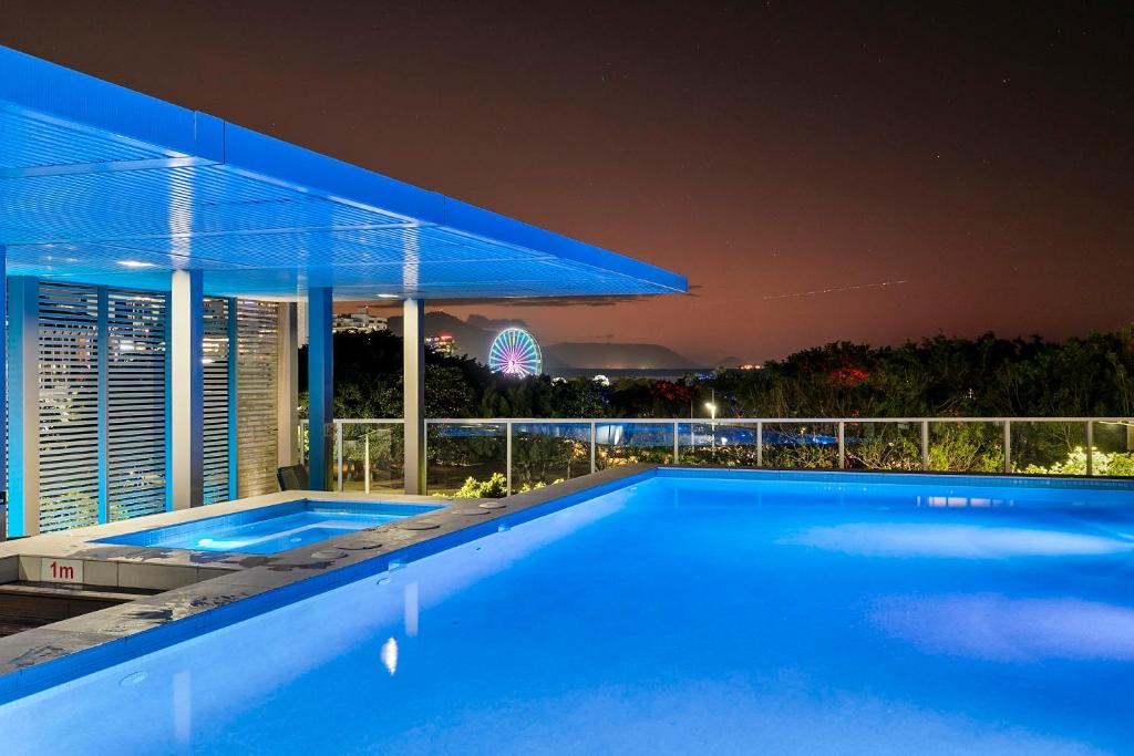 Cairns Central Business District Apartment | Lux Waterfront at Harbour Lights, prime location, Pool, Gym, Sauna