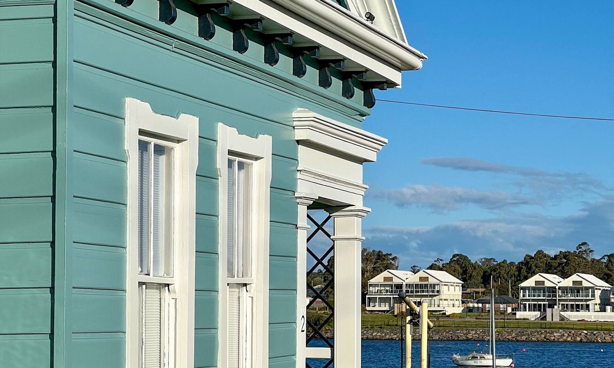 George Town Cottage | Lux. Waterfront Cottage, Amazing Water Views/Fire Pit/Central/5km-MTB & Beach