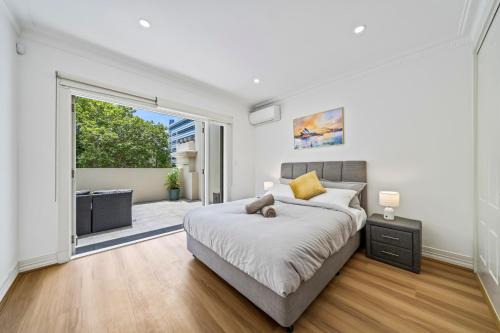 Pyrmont House | Luxe Living Terrace by The Star