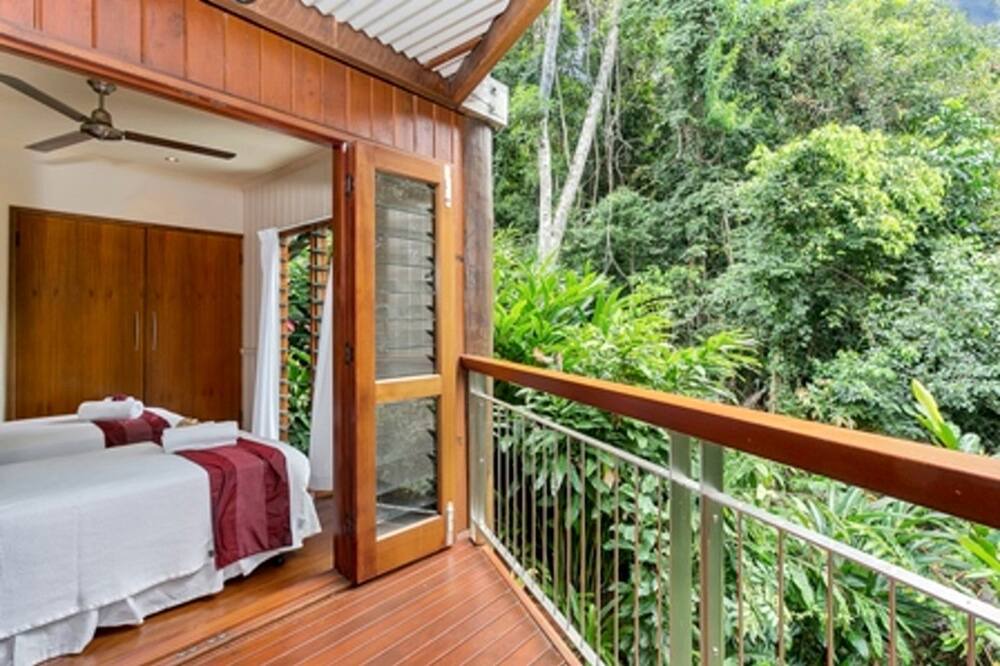 Kamerunga Cabin | Luxurious Tree House Rental with a Swimming Pool by Barron Gorge, Queensland