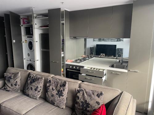 South Yarra Apartment | Luxurious with city views, free parking on premises & Wi Fi