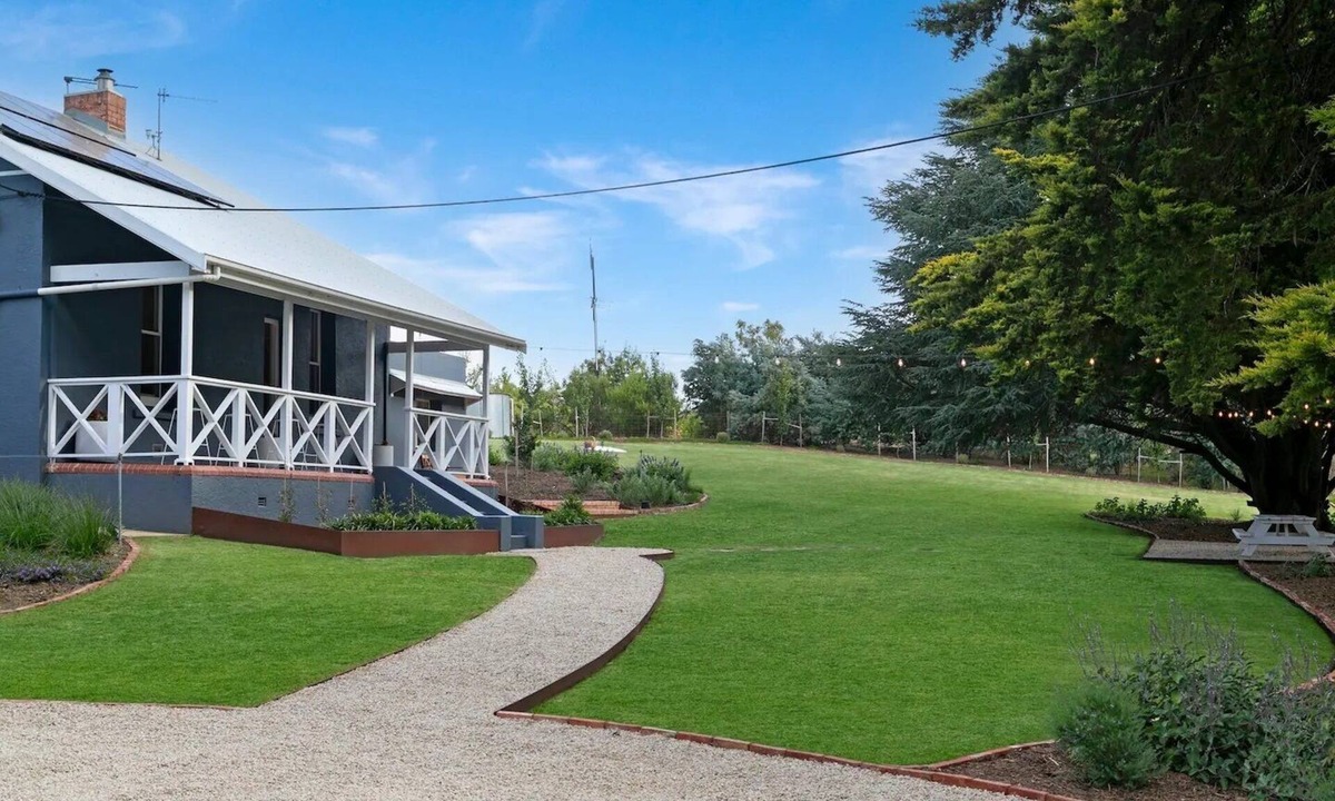 Carey Gully Cottage | Luxury 1860s Cottage, Gin Nook & Vineyard Views