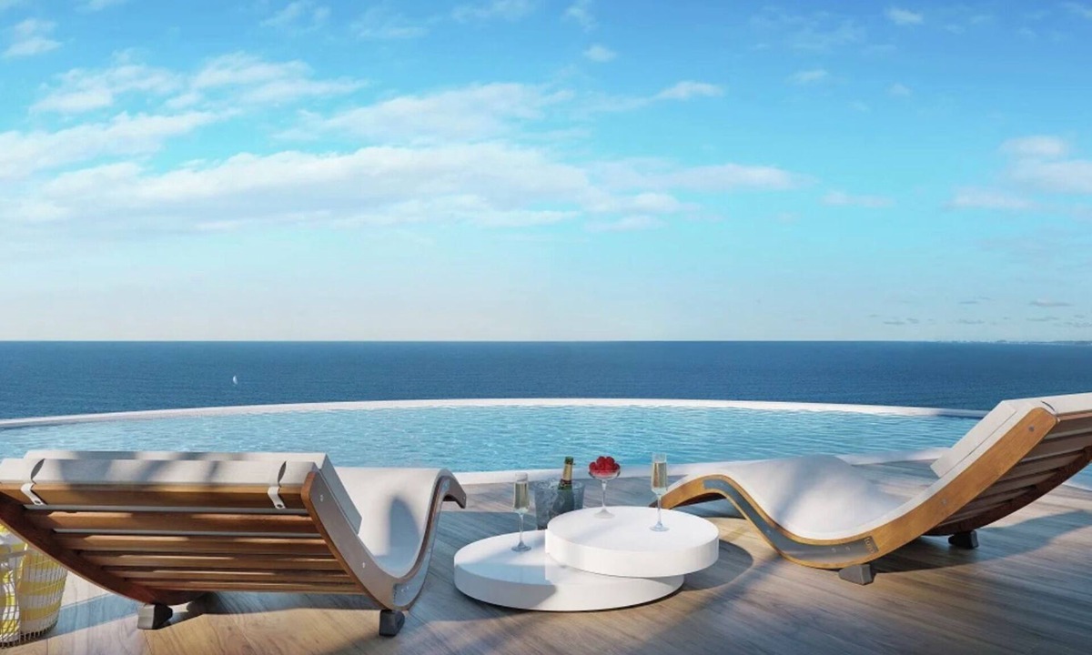 Main Beach Apartment | Luxury 2BR t2 Bath Apartment · Ocean Views · Main Beach