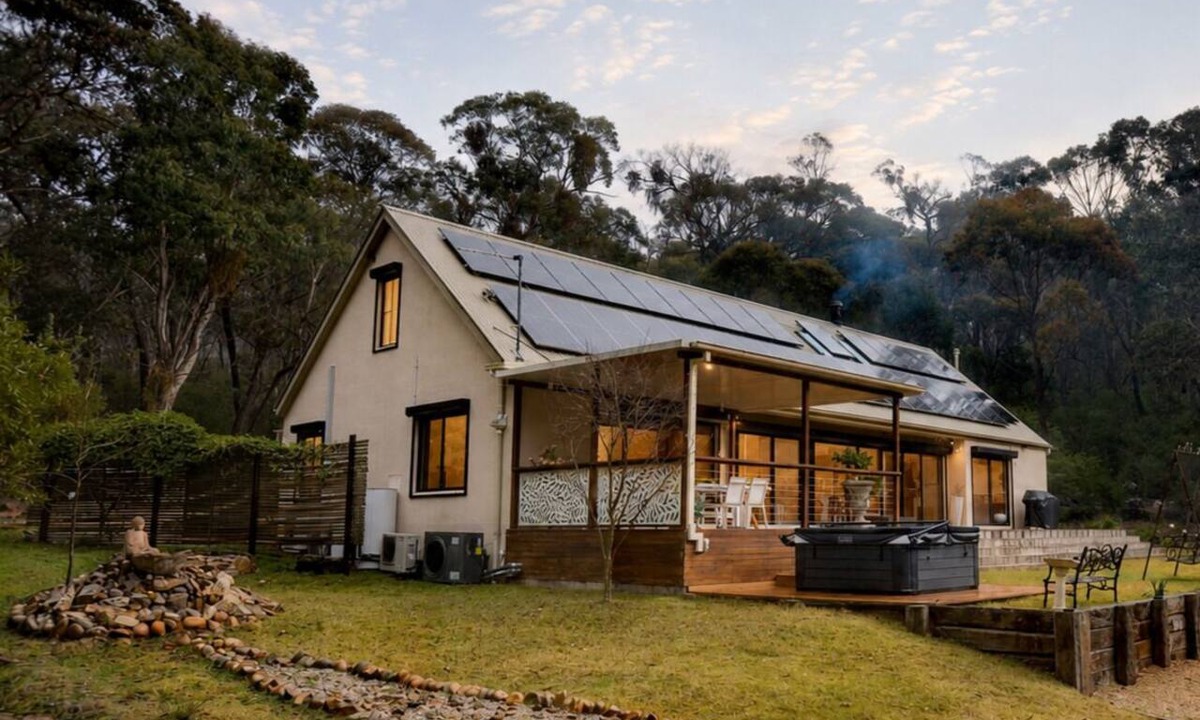 Blackheath House | Luxury 4 Queen Bedroom Home with Spa, Sauna & Fireplace -Eagle's Nest Blackheath