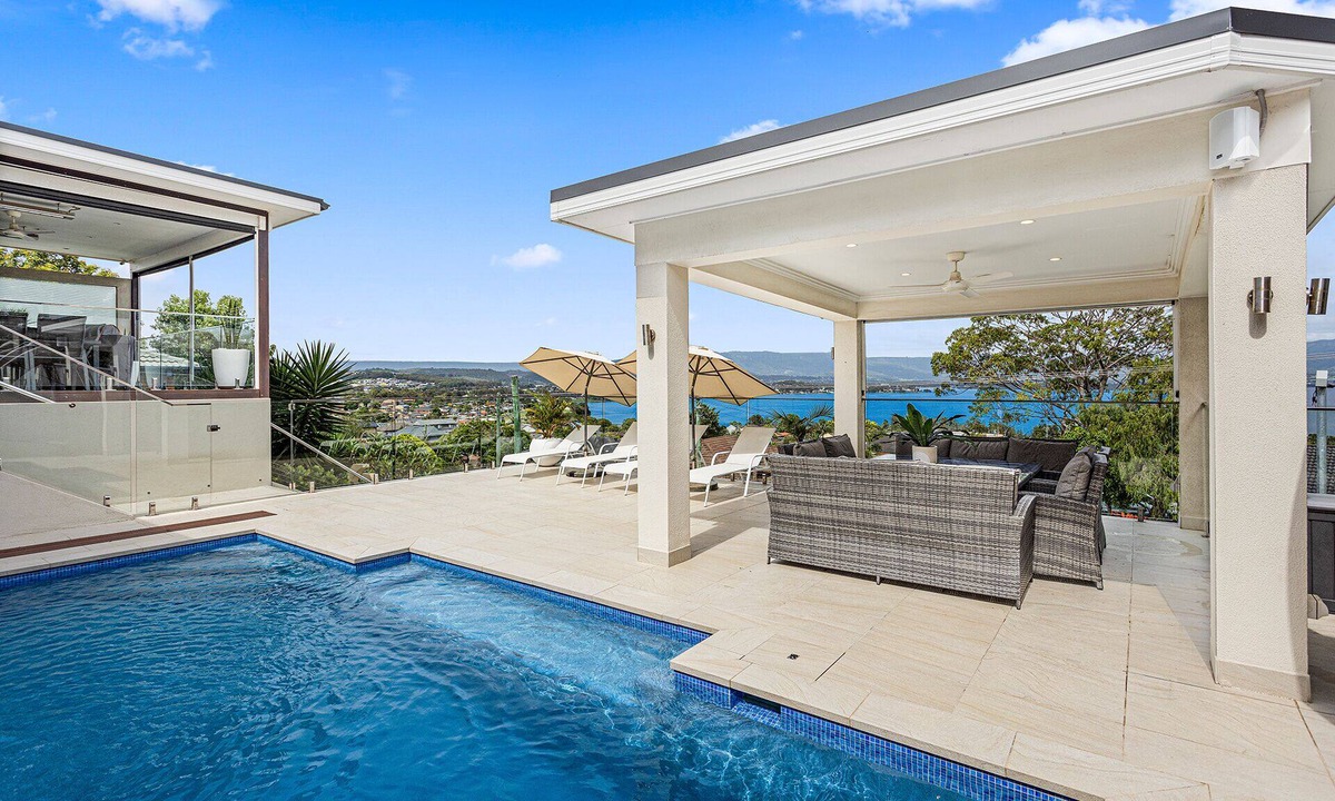 Mount Warrigal House | Luxury 5-Bedroom Family Retreat | Heated Resort Pool, Waterslide & Lake Views
