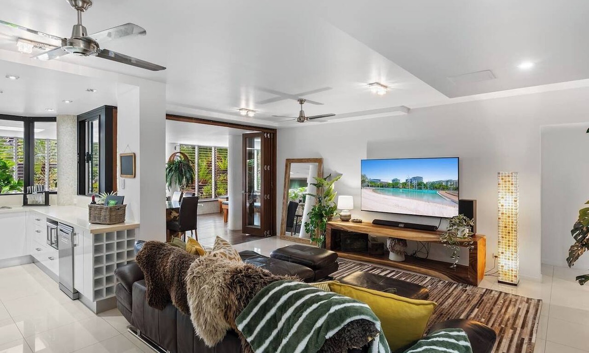 Cairns North Apartment | Luxury Beachfront Apartment with Direct Pool Access