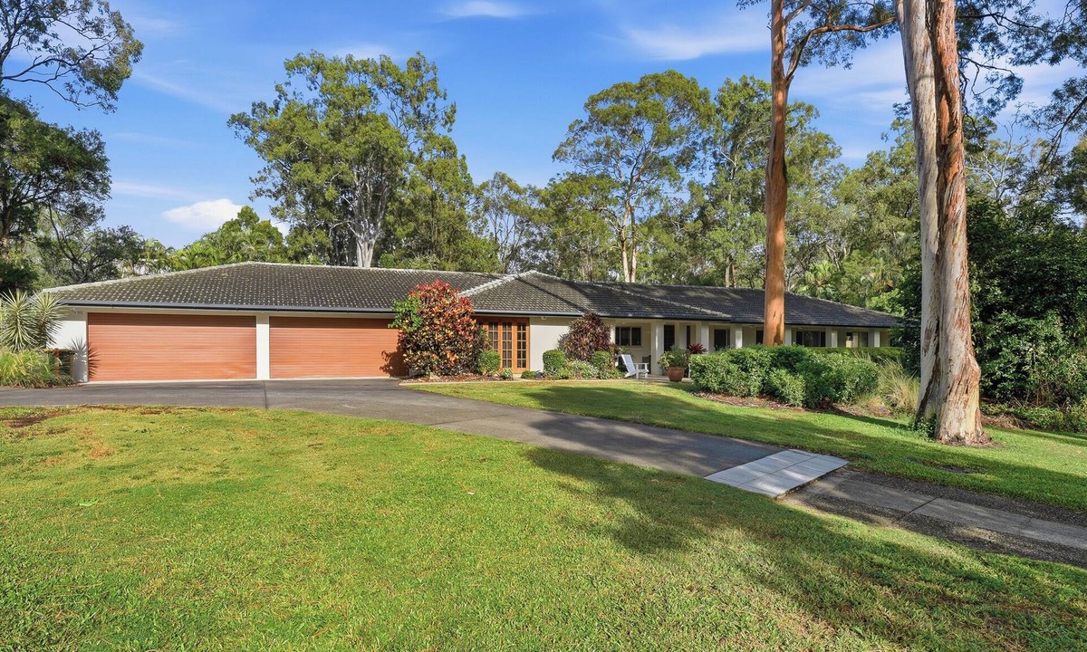 Bridgeman Downs House | Luxury Bridgeman Downs Retreat 15km from CBD