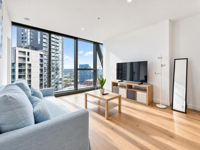 Melbourne Central Business District Apartment | Luxury CBD Apartment with Pool and Gym Near Marvel Stadium