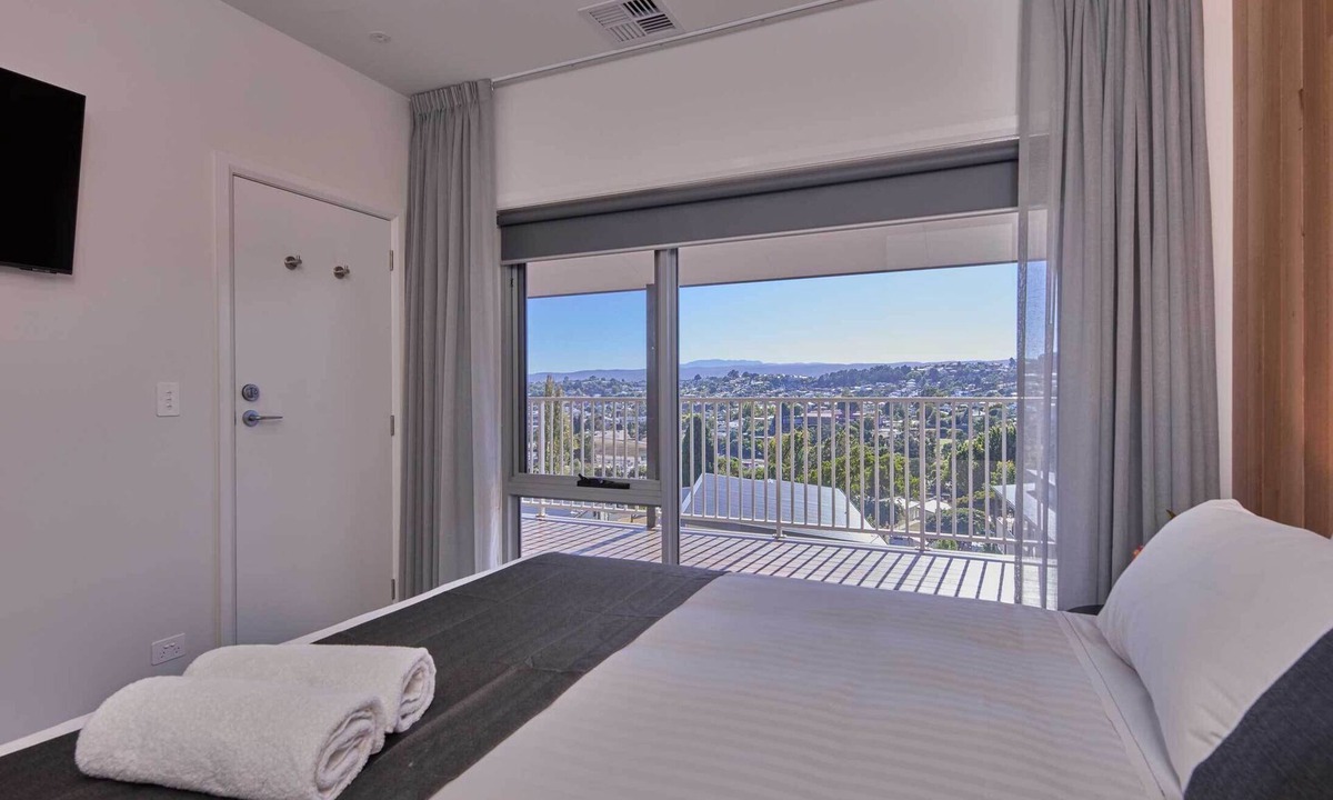 South Launceston House | Luxury Elevated Three Bedroom Villa