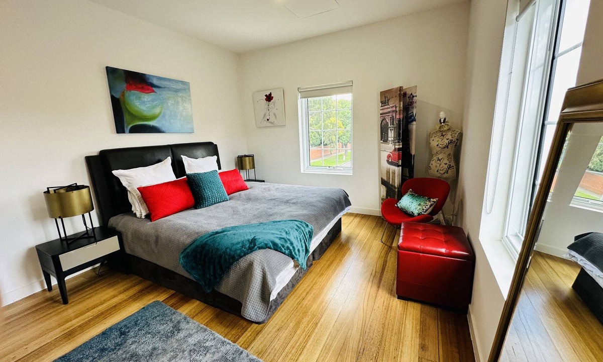 Hawthorn Apartment | Luxury & Grandeur | Balcony Views| Prime Location, Parking, 15 mins to CBD!
