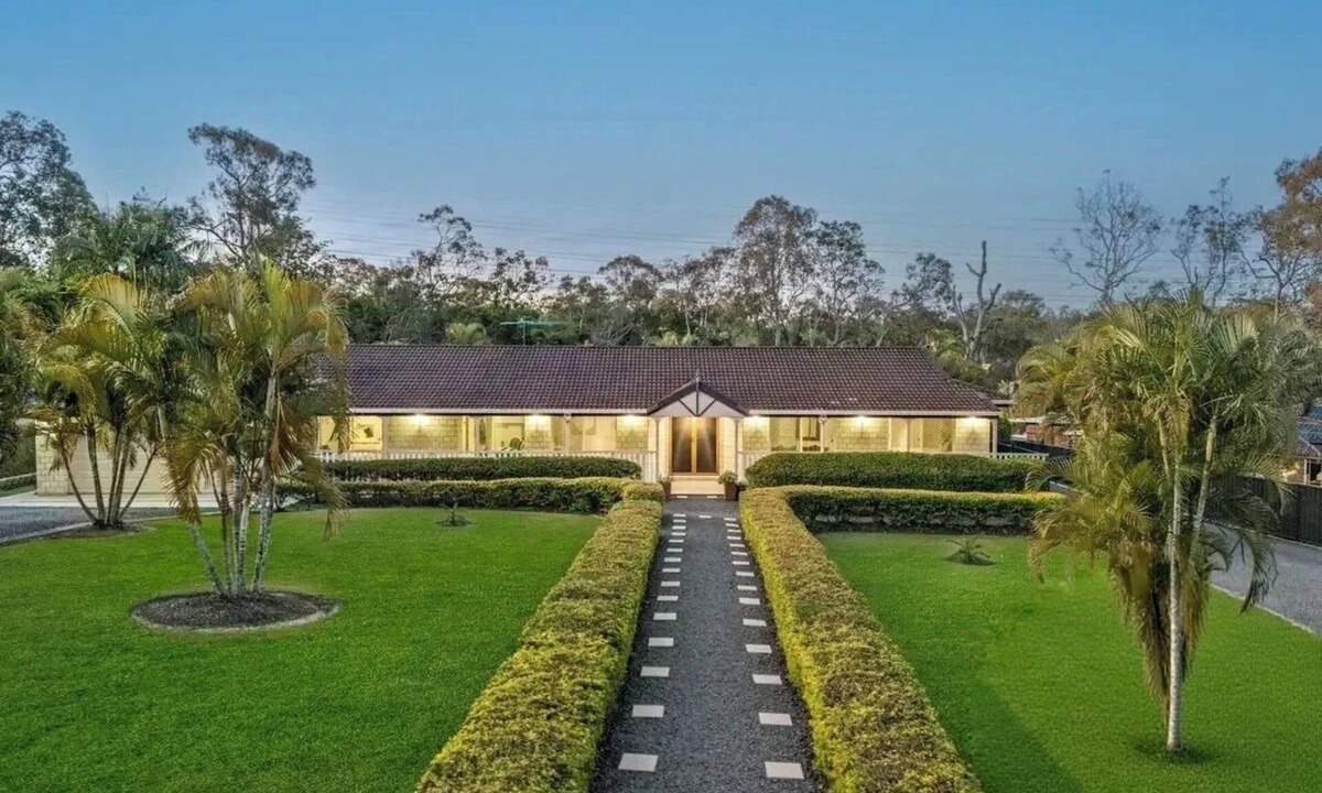 Munruben House | Luxury holiday home with resort pool and home theater