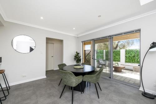 Nollamara House | Luxury on Lewes - 3BR Free Wi-Fi