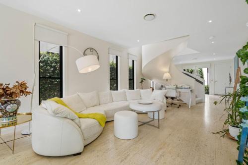 Benowa House | Luxury Riverside Retreat in Benowa