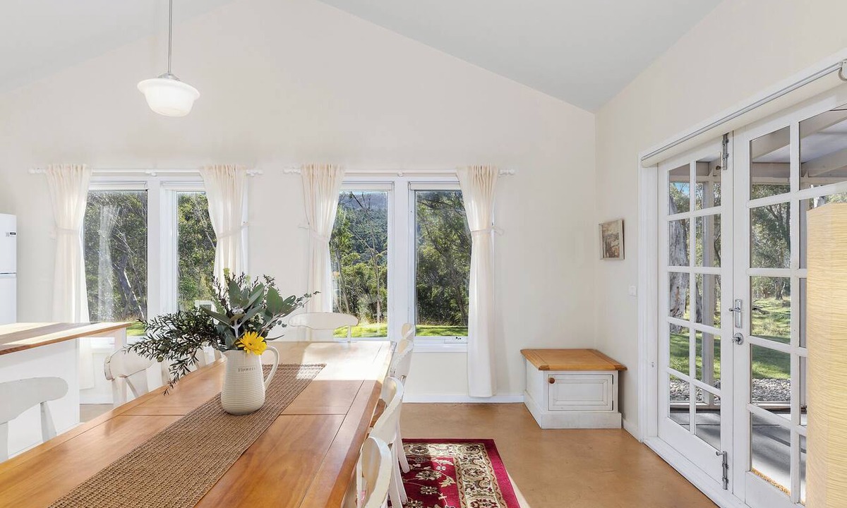 Crackenback Cottage | Luxury Snowy Mountains | Sleeps 6 | Crackenback
