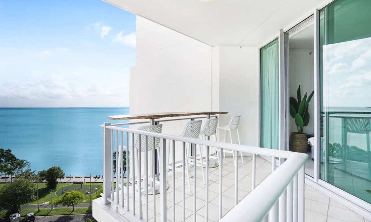 Cairns Central Business District Apartment | Luxury Waterfront Apartment with Stunning Ocean Views in the Heart of Cairns