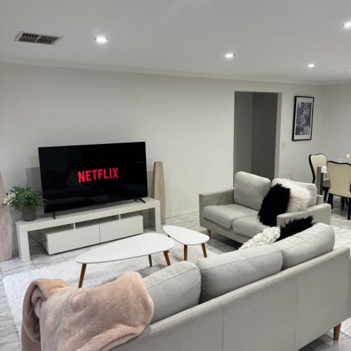 Truganina House | Mahzan on Braid Private Room 3