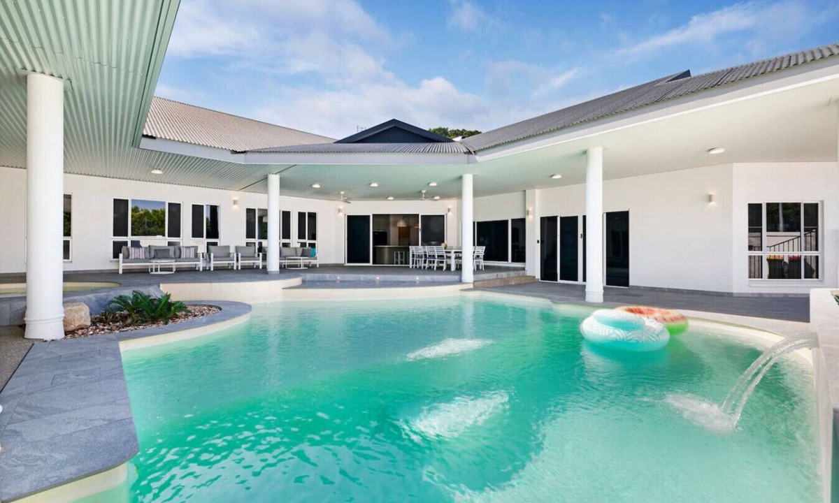 Leanyer House | Majestic Manor: Pool - BBQ - Jacuzzi