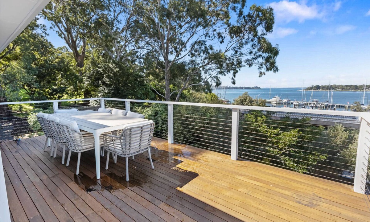 Metung House | Marina House: Sweeping 180-degree views across the marina