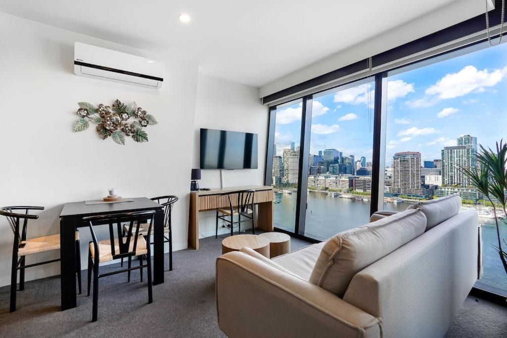Docklands Apartment | Marina Tower - 21st Floor Apt with Beautiful View