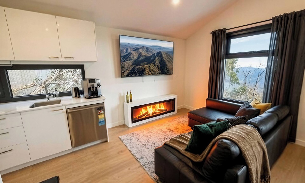 Mount Buller House | Matterhorn Chalet –Mount Buller Alpine Chalet. Mountain Views. Sleeps 12