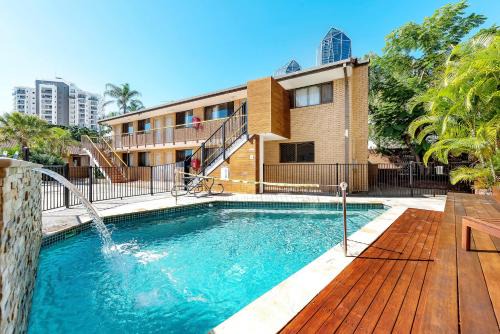Surfers Paradise Hostel | Maxmee Backpackers Resort