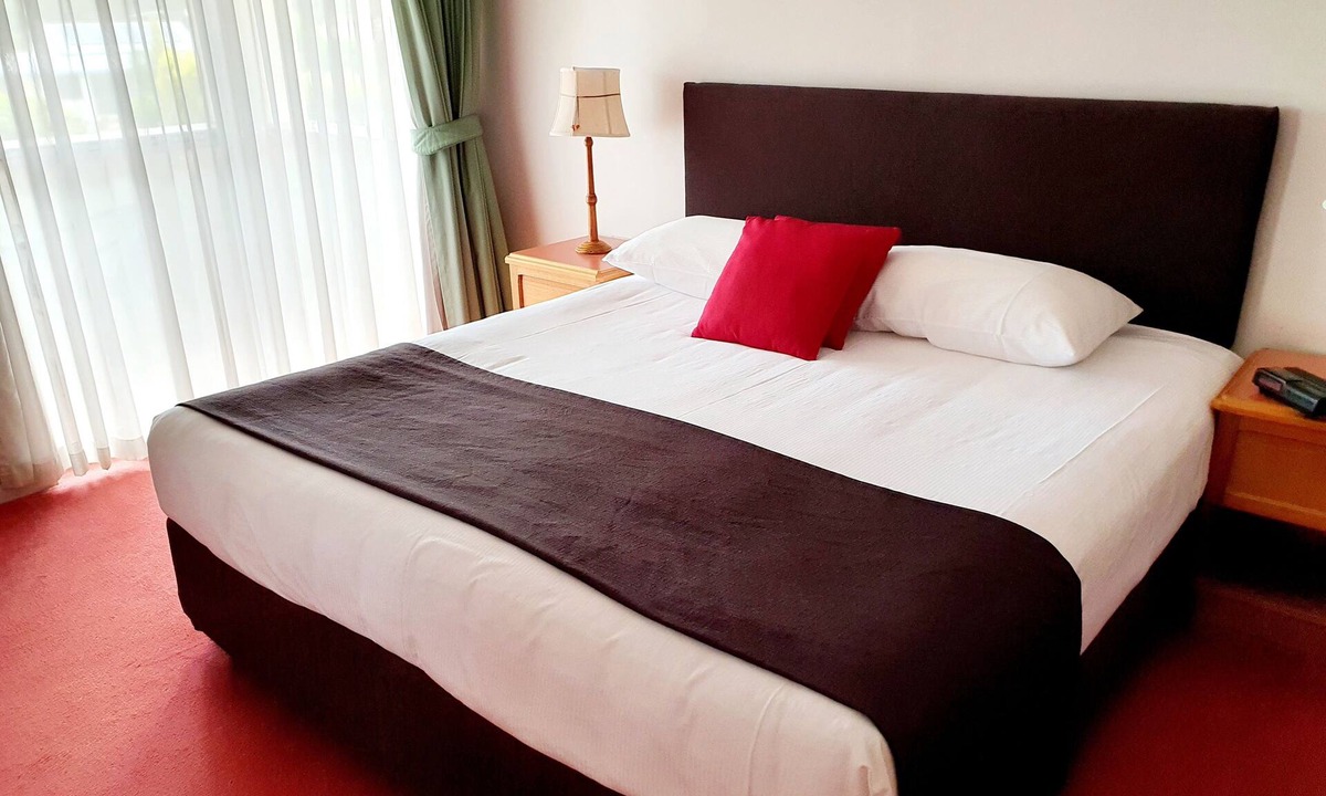 Warwick Hotel | McNevin's Warwick Motel