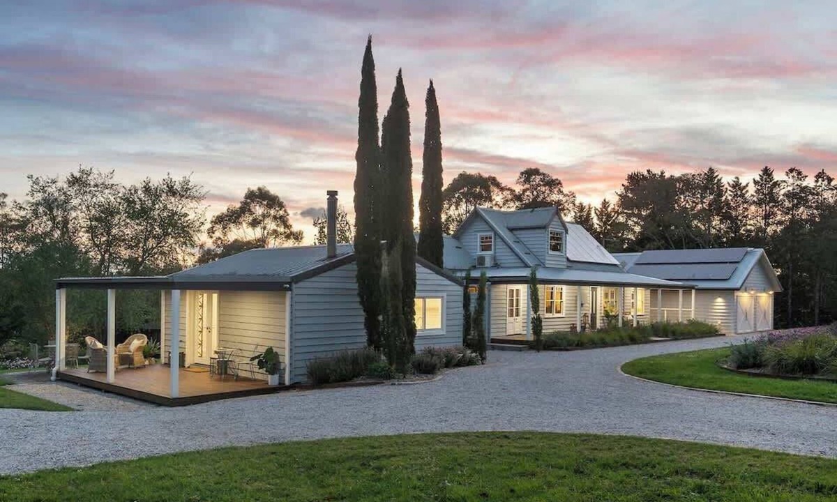 Far Meadow House | 'Meadow Mist' Private Garden Estate with Outdoor Spa Near Berry