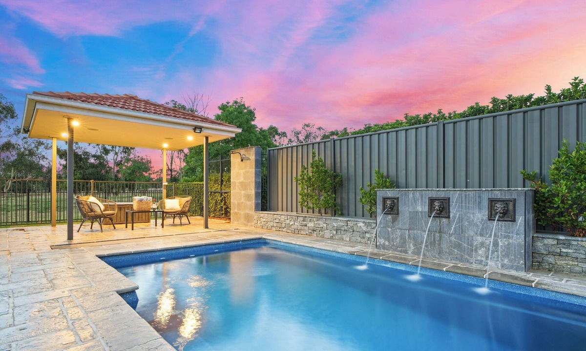 Dubbo House | Mediterranean Escape – Pool, Pizza Oven & Near Zoo