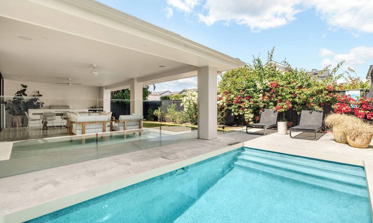 North Avoca House | Mediterranean Vibes. Pool. 50m to Beach. Sleeps 8